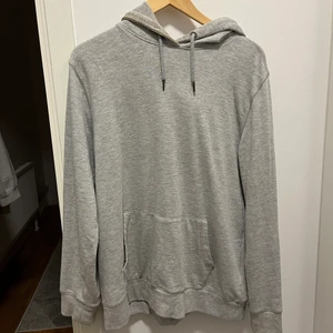 Grå hoodie  - Grå hoodie, fint skick. Storlek S