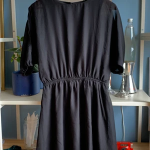 Fin klänning från Dry Lake - Superskön och sval klänning från Dry Lake med fina detaljer i ryggen och vid axlarna.   Storlek: S  Material: 100% polyester  Använd max två gånger och i fint skick  Köparen står för frakt! 