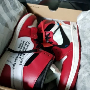 röda air Jordan 1  - Röda air Jordan storlek 41 också brorsans! Helt nya 