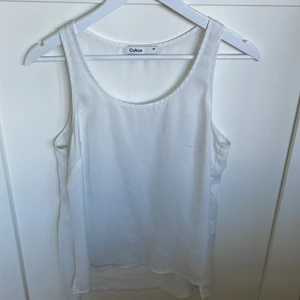 Cubus topp strl 38 - Bit Cubus topp strl 38, split på sidan, lite längre bak.