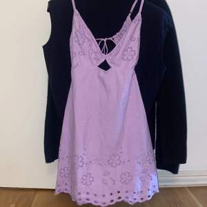 Oanvänd.  En fin lila klänning med spetsdetaljer från Zara. Storlek S