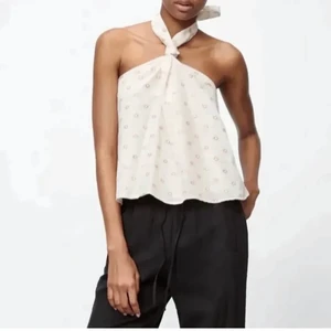 Zara topp - Säljer den populära zara toppen aldrig använd så perfekt skick!! perfekt med en kavaj eller kofta över nu i höst