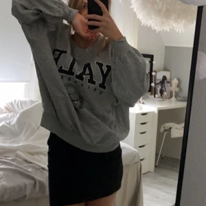 Sweater - Jättefin sweatshirt från hm, köpt för längesen, knappt använd! Storlek xs men är ganska  oversized 