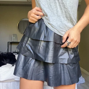 Karl lagerfeld kjol - Världens coolaste skinnkjol med volanger från Karl Lagerfeld?!! i perfekt skick och passar till allt. Den är i barn storlek 150 men passar mig som är 36/38