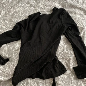 Tröja - Tröja från Ginatricot storlek S med öppen rygg och snören som du kan styla hur du vill. 120kr + frakt