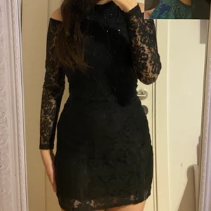 Svart spets Gina tricot klänning - Spets klänning i storlek XS (passar mig som bär S). Shoulderless modell, pris kan alltid diskuteras! Endast använd en gång så i toppen skick.