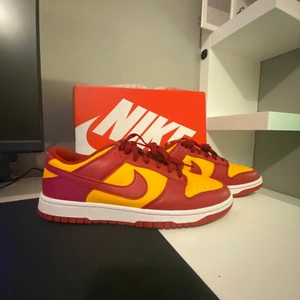 Nike dunk Midas Gold - Säljer mina nästan oanvända och äkta Nike dunks på grund av att jag har vuxit ut dem. Rätt box och kvitto medföljer. Befinner mig i Stockholm. Köpta från fottlocker i April.