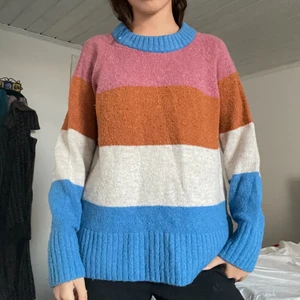 Randig stickad tröja  - Randning stickad tjocktröja! En härlig färgglad stickad tjocktröja! Sitter bra på och värmer! Superbra plagg att styla! 💕