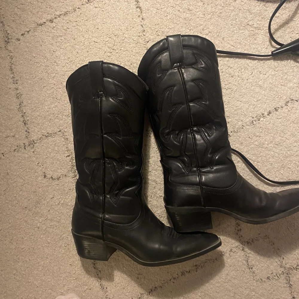 Cowboyboots från strandivarius, använda fåtal gånger. Lite sönder på insidan i tyget men ingenting som påverkar. De är i str 41 då jag köpte de på rean men sitter ungefär som en 40. Har vanligtvis 39/38. Skor.