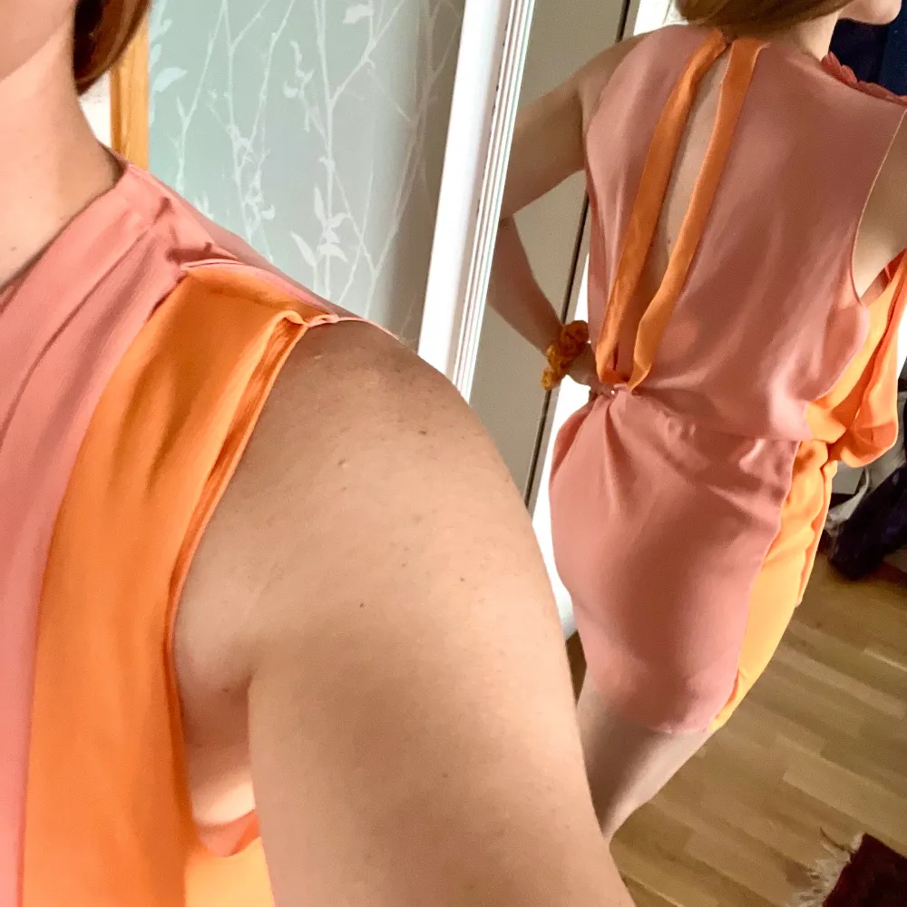 Laxrosa/orange klänning från Acne. Stlk 38.  Hämtas i Guldheden, eller kan möta upp i Gbg. Skriv om ni undrar något🧡 billigare vid snabb affär!. Klänningar.