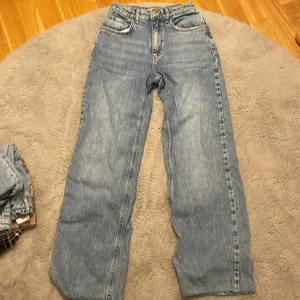 Gina tricot - Ett par blåa jeans❤️ som är lite tröga i knappen🫶🏻andvända få gånger