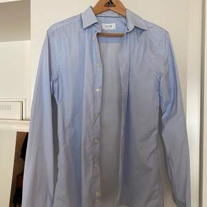 Eton skjorta prickig ljusblå storlek 39 super slim