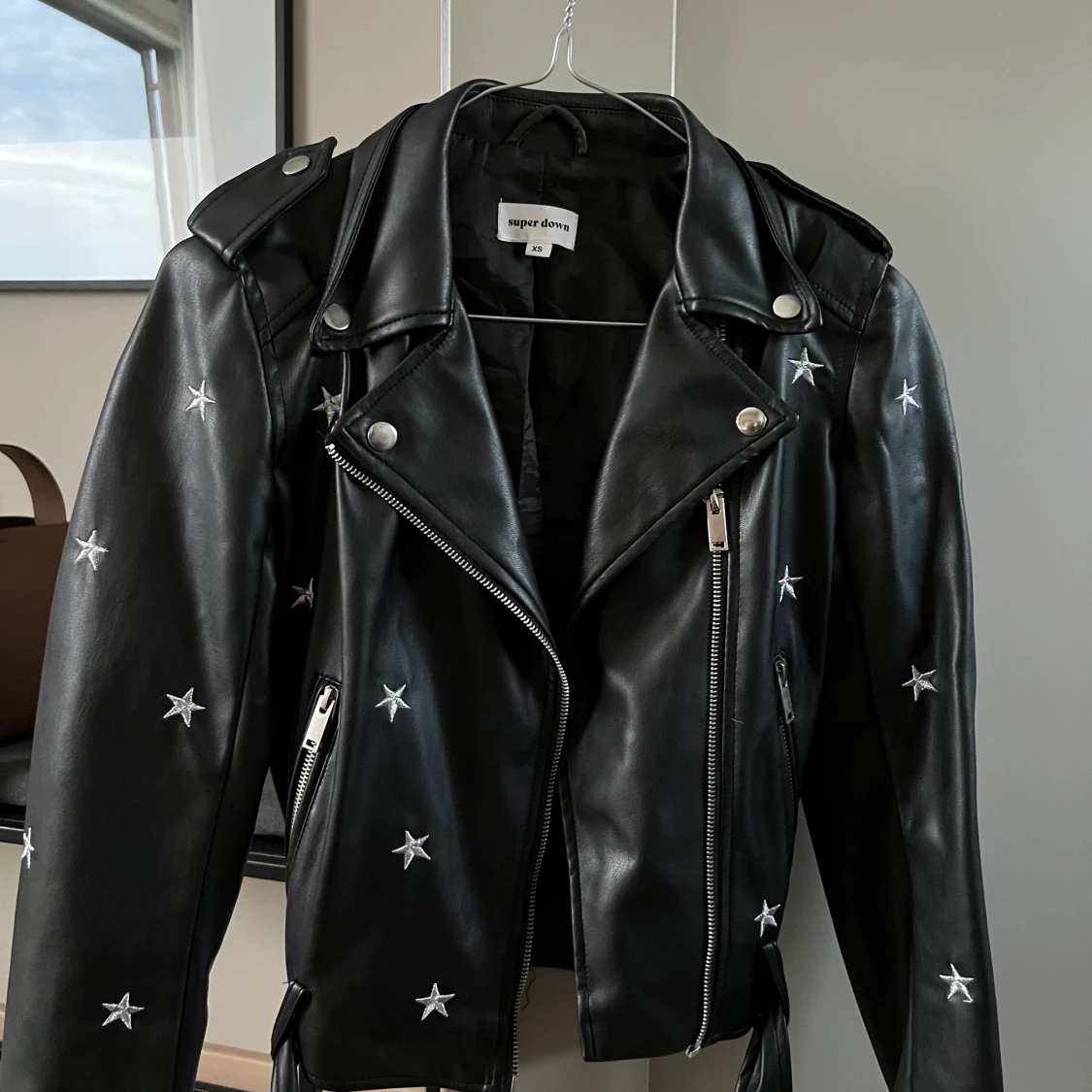 Skinnjacka med stjärnor