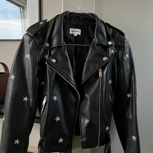 Skinnjacka med stjärnor - Snygg croppad skinnjacka med stjärnor från Superdown. 