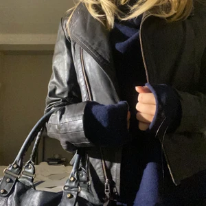 Skinnjacka - ASSS SNYGG kort skinnjacka!! Så fin till hösten med halsduk och en stickad under eller till en klänning😍