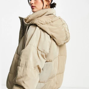 Jacka - En jätte fin jacka från pull&bear, använt fåtal gånger. Är i storlek XS men är oversize så kan även passa S/M.