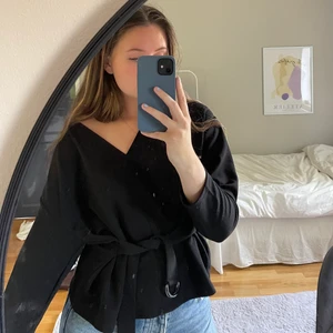 Festtopp från Zara - 🖤 Snygg festtopp från Zara nästan aldrig använd, lite oversized med ett snyggt bälte runt midjan 🖤 OBS!! Tryck ej på köp direkt (skriv till mig privat)