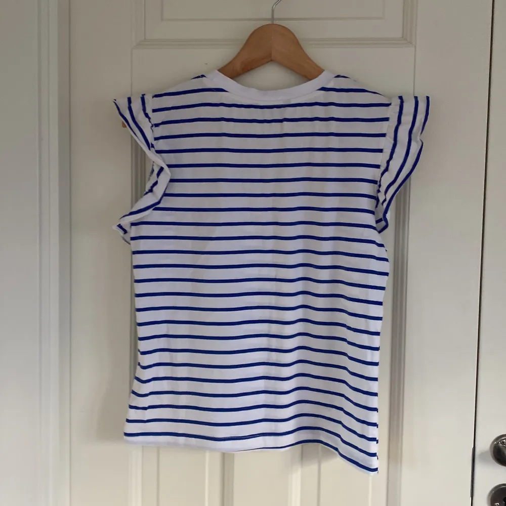 Säljer ett fint randigt blått linne från shein för 50kr (inköpt för ungefär 100kr) då det inte kommer till användning! Aldrig använt och i nytt skick!💕💕 storlek xs KÖPARE STÅR FÖR FRAKT!!! TRYCK EJ PÅ KÖP NU!!!. Yläosat.