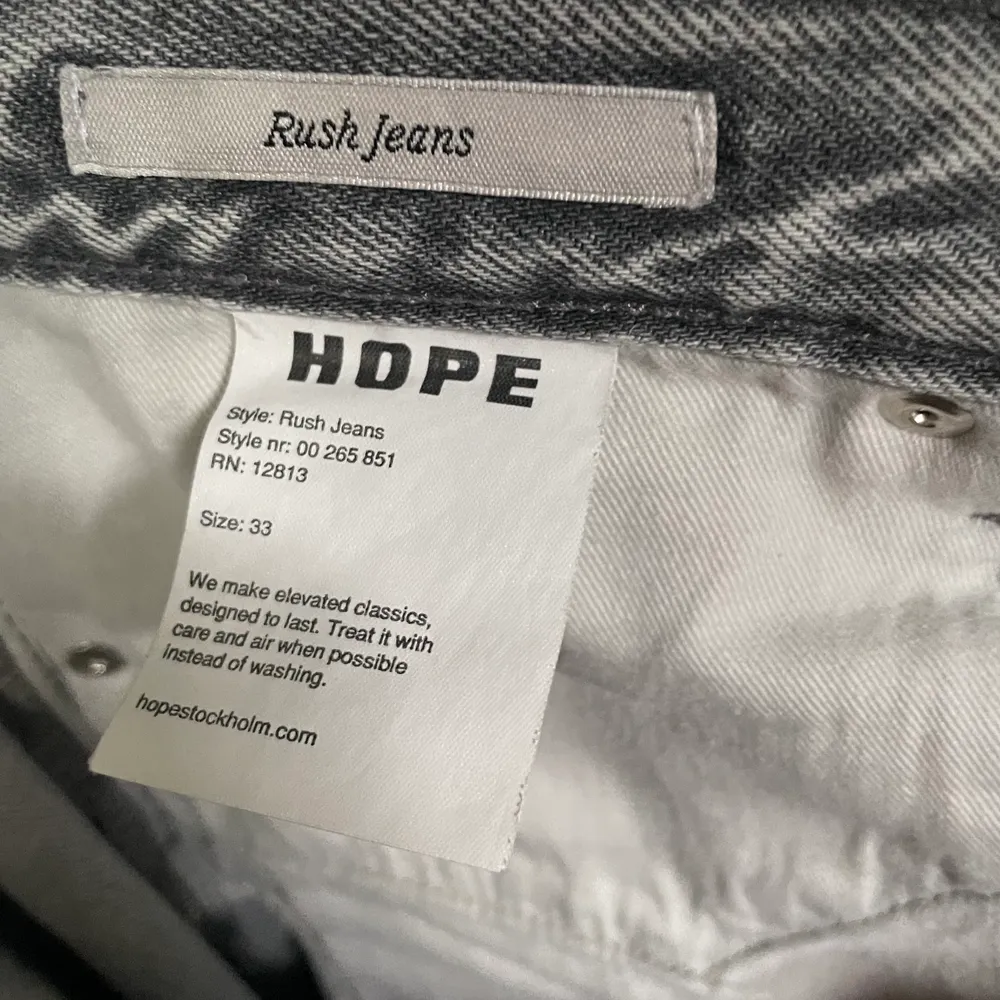 Säljer mina underbara Hope rush denim jeans i light grey. Storlek 33, knappt använda! Skick 9/10. Köparen står för frakt (66kr)! Vid funderingar/bilder eller andra frågor så skriv!. Jeans & Byxor.