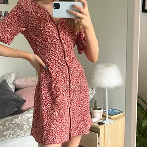 Röd blommig klänning storlek S - Röd blommig klänning i storlek S💕