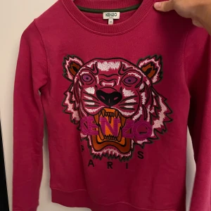 Kenzo sweatshirt  - En rosa kenzo sweatshirt som inte används längre, storlek Xs 