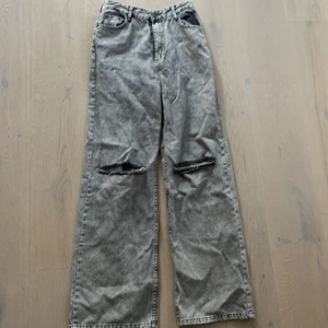 Berskha Jeans - jätte fina nästan oanvända slitna Bershka Jeans i storlek 40