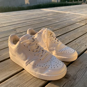 Nike Court Vision Low White - Nike sneakers som bara använts någon enstaka gång. Jättesnygga och fräscha! (På bilderna har jag bara gjort olika knytningar). 300 kr + 66 kr frakt. Skriv för fler bilder 🤍