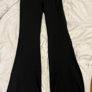 Svarta utsvängda byxor,  - Stretchigt material, storlek 38. För korta för mig som är 176cm