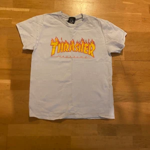 Thrasher vit klassisk T-shirt - Sällan använd, gott skick. Storlek M, Vit, passar i många lägen, skön och mjuk.