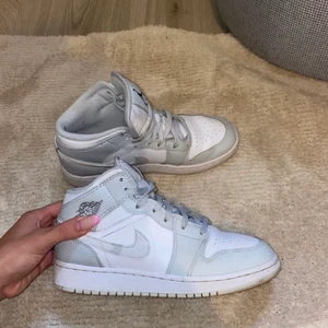 Air Jordans 1 - Fina air Jordans grey kamouflage🤍  ställ gärna frågor. Eller om fler bilder💕