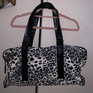 Leopardmönstrad väska - Perfekt för mindre resor eller som träningsväska 😍 