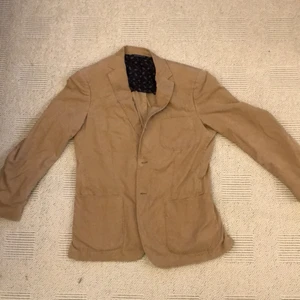 Gant kavaj - Stilig beige Gant herr kavaj i manchester material. Toppskick och endast använd någon enstaka gång.