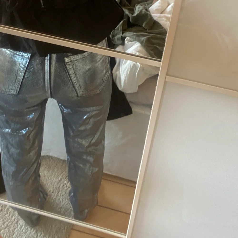 Silvriga/glitter jeans från Gina Tricot x Icona Pop. Köpta nya för ca 500, säljer för 150 +frakt   Ganska stretchiga i storlek 34, och passar med mig i storlek 36 . Jeans & Byxor.