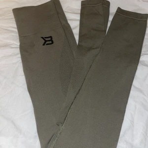 Better Bodies tights / gymtights  - Gymtights använd 7 gånger . I väldigt nytt skick storlek xs men passar även S och till och med M. Tyget är väldigt elastisk.