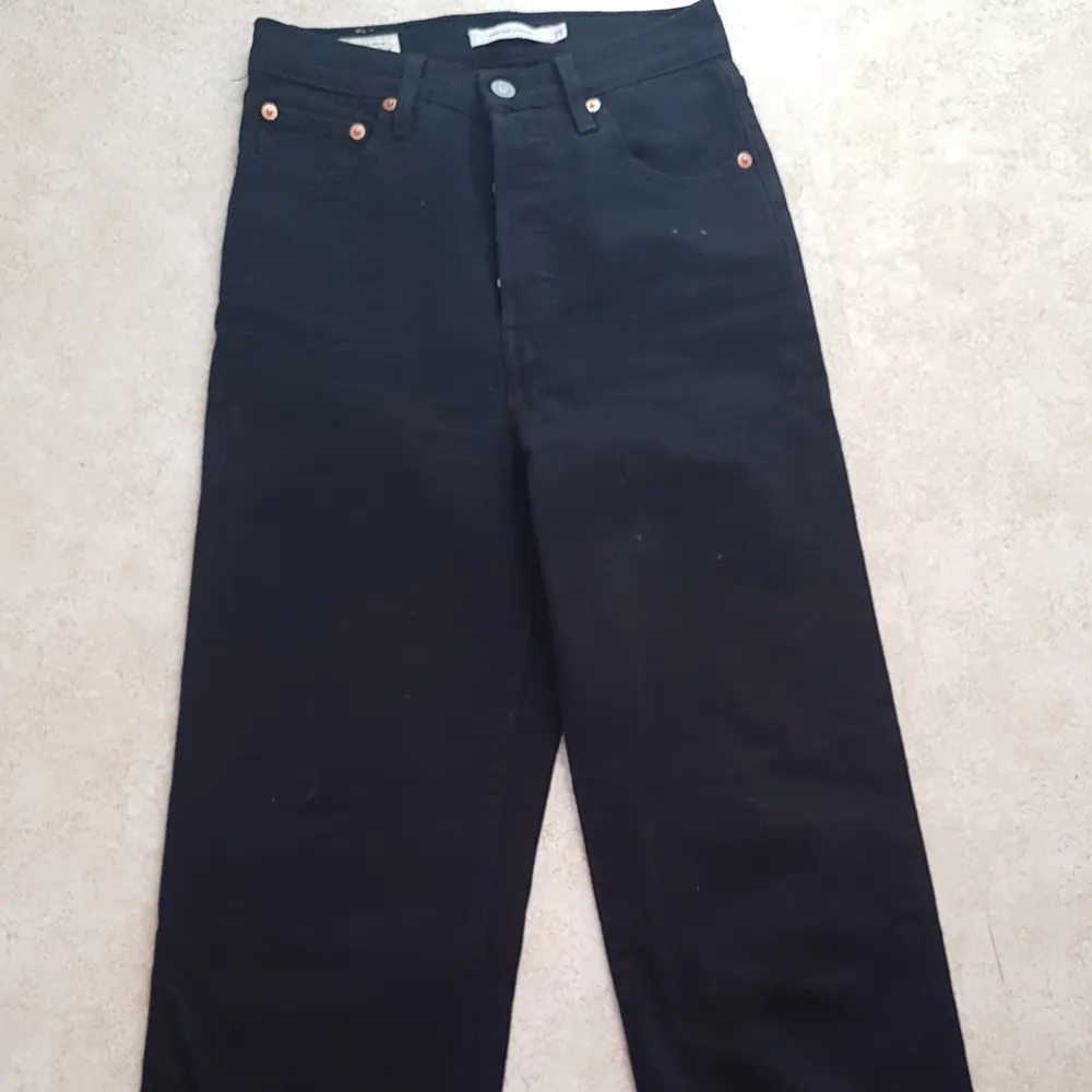 Ett par jätte fina svarta Levi's jeans, använda typ 1-2 gånger men säljer för dom är för små. Jeans & Byxor.