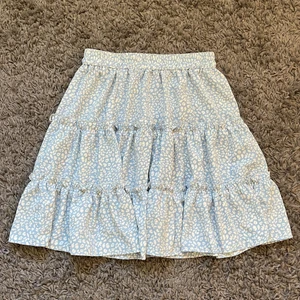 Kjol - Säljer en jättesöt kjol från Shein. Använd fåtal gånger. Säljer pga kommer inte till användning 