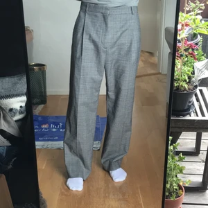 Hope Well trouser - Hope byxor, vida och sitter perfekt men använder dom inte längre. Strl 48 men har skräddat dom så de är lite mindre i midjan. Dom är i en ullblndning.