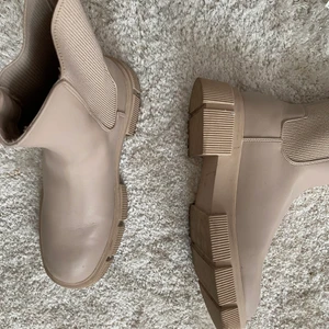Boots - Beiga boots från NA-KD. Strl 39