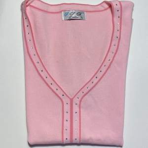 Super fint rosa linne med rihnstones! Köpt dyrt!💕