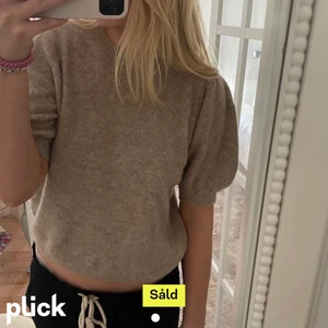 Kortärmad stickad tröja - En jätte fin kortärmad stickad tröja ifrån vero Moda😍 andvänd en gång  i stl M men passar s-xs🔥 så fin och inte alls nopprig🤩.                  