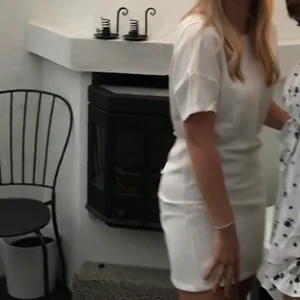 Öppen rygg - Superfin klänning med öppen rygg och knyte. Använd på midsommar, fläckfri