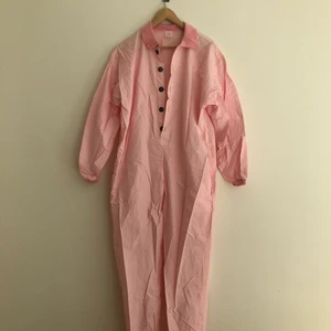Rosa overall strl S - En rosa jumpsuit i storlek S. Oversized skulle jag ändå säga.