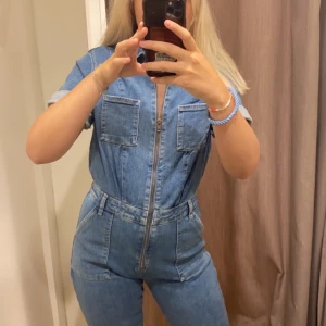 Jeans byxdress ny - Säljer min fina byxdress från mango. Nypris 699:- jättestretchig och skön men blev tyvärr lite stor för mig. Prislapp sitter kvar. Kom med bud.