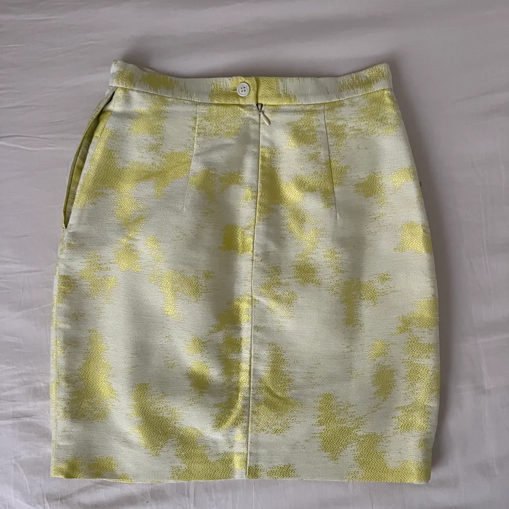 Midjehög Tiger of sweden kjol i storlek 32, vit och limegrön, två dolda fickor i sidorna. Använd 2 gånger, som ny!✨. Kjolar.