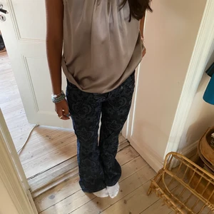 Snygga jeans med mönster😎🖤 - Mönstrade jeans som är är perfekta när man vill känna sig extra fin! Fint skick och bra material💙🖤