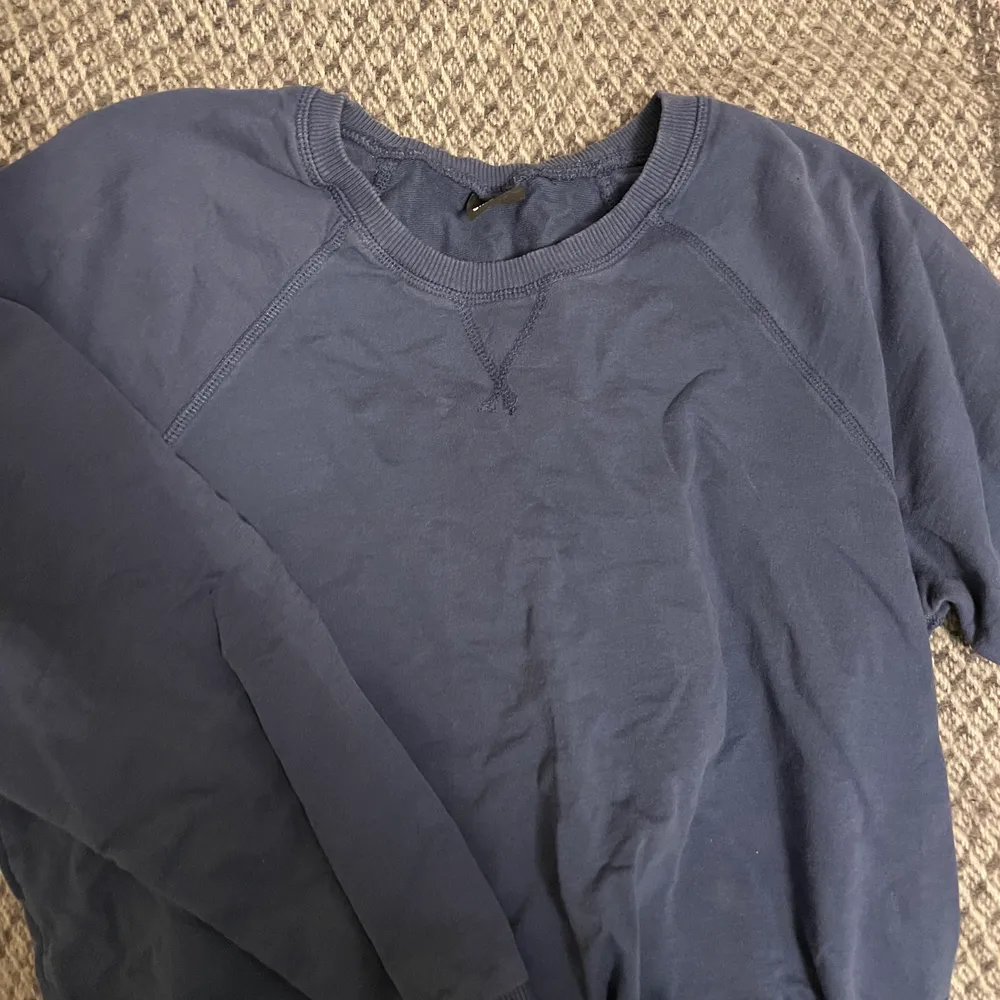 Sweatshirt från Ginatricot i mörkblå, bra skick!. Tröjor & Koftor.
