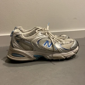 New Balence 530 - Använda men i bra skick. Utgångspris 400 pga min hund bet loss en liten bit av ”flärpen” (se bild 3). Detta märks inte så mycket och speciellt inte om du har långa byxor!