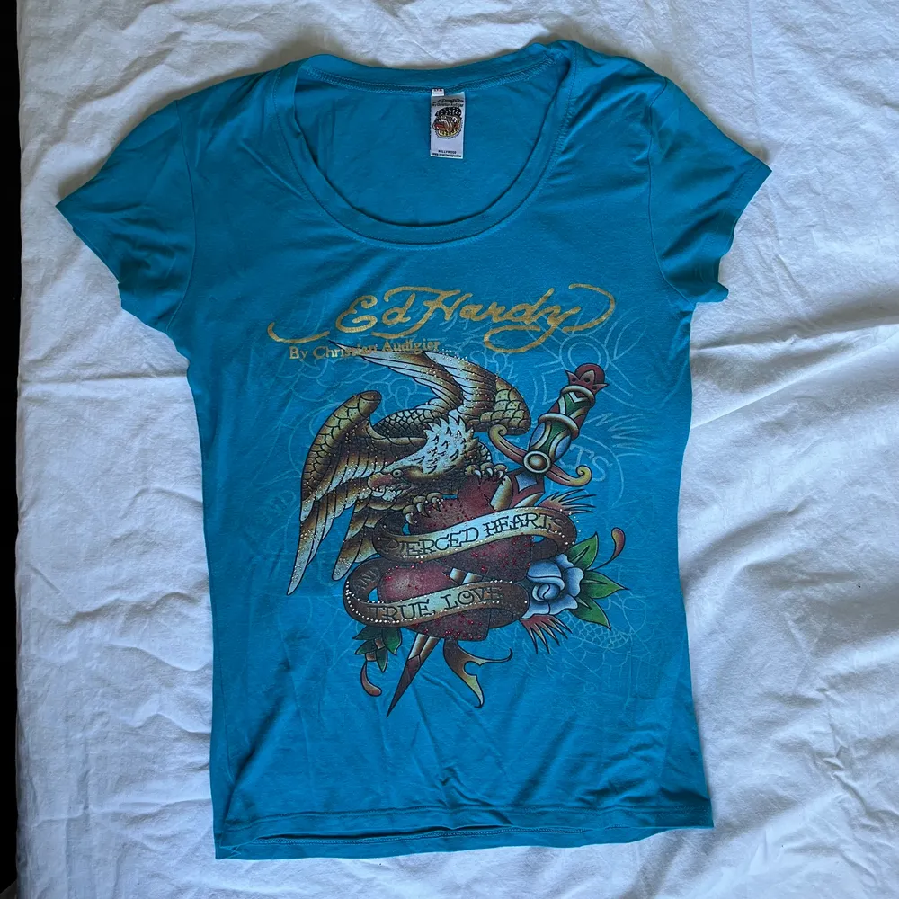 Ed hardy t-shirt i väldigt mjukt och stretchigt material. Passar xs-s. T-shirts.