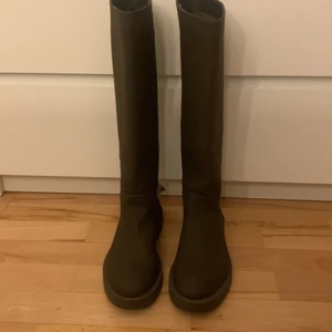 Stövlar  - Ett helt par nya stövlar från zara. 