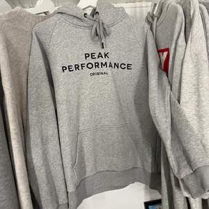 En grå peak and performance hoodie, knappt använd